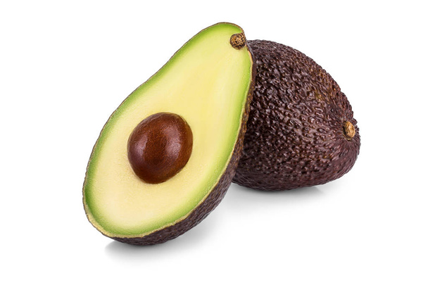 avocado en de andere helft geïsoleerd op witte achtergrond - Foto, afbeelding