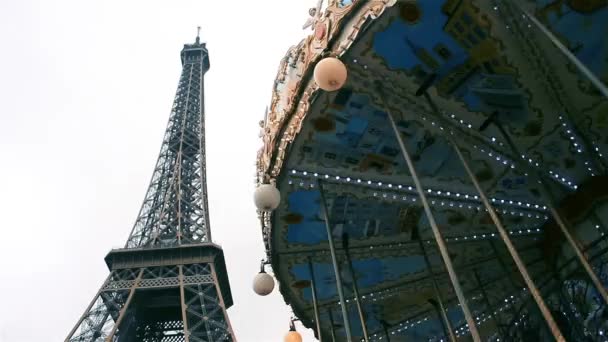 Tour Eiffel et Carrousel à Paris
.  - Séquence, vidéo