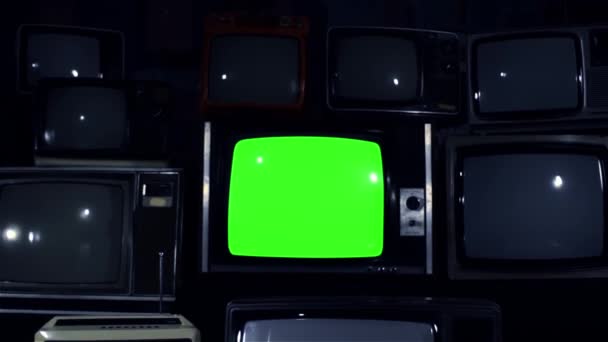 Зеленый экран телевизора 80-х годов с большим количеством телевизоров 80-х годов. Долли Ин. Темный тон. Готовы заменить зеленый экран любой видеозаписи или фотографии, которые вы хотите. You can do it with Keying (Chroma Key) Effect in After Effect
. - Кадры, видео