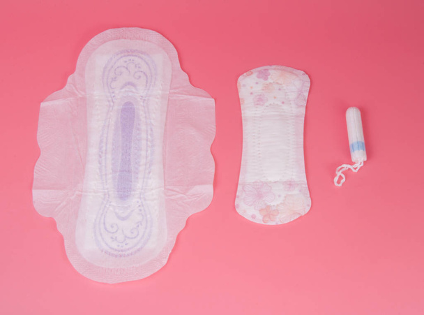 Baumwolle medizinisches Handtuch oder Polster für Frauen kritische Tage auf rosa Hintergrund. Pflege und Schutz. - Foto, Bild