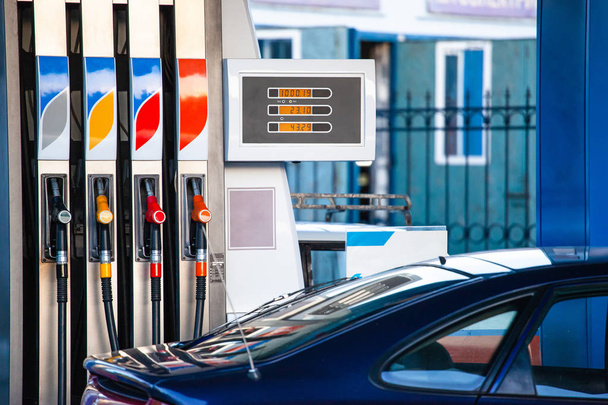 columnas con gasolina en una gasolinera
 - Foto, Imagen