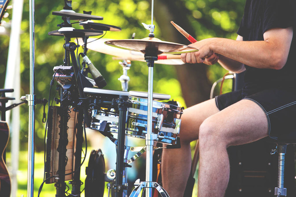 batterista maschile dietro il set di tamburi, retro tonica
 - Foto, immagini