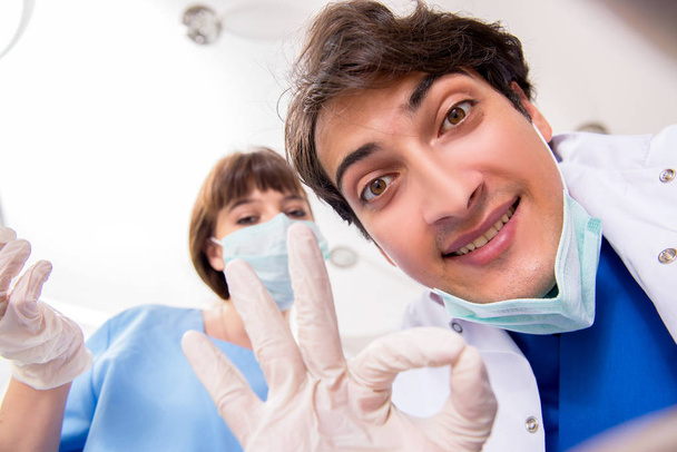 Concept van de behandeling van tanden bij tandartsen - Foto, afbeelding
