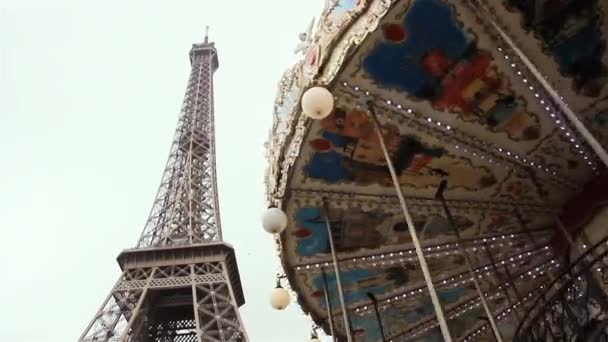 Eiffel-torony és Párizs körhinta.  - Felvétel, videó