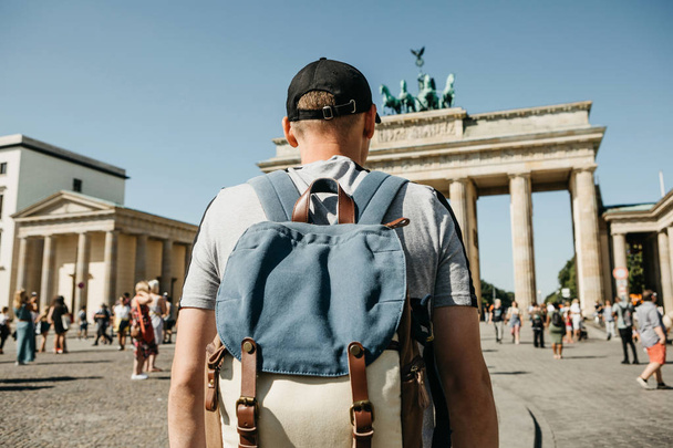 観光スポットで観光客やドイツ、ベルリンのブランデンブルク門の近くのバックパックと学生に見える. - 写真・画像