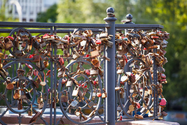 κλειδαριές της αγάπης ζευγάρια σε μια γέφυρα, σύμβολο - Φωτογραφία, εικόνα