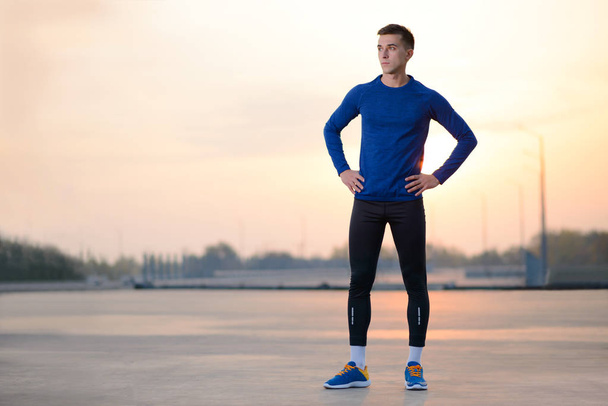 Fiatal férfi futó pihen-Futtatás a naplemente után. Egészséges életmód és a Sport koncepció. - Fotó, kép