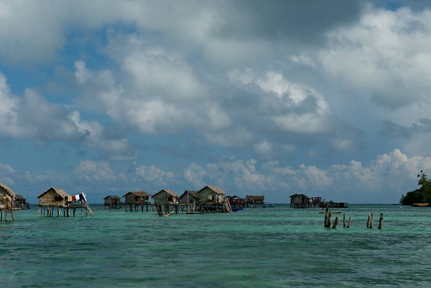 Восточная Малайзия Спокойствие в рыбацкой деревне морских цыган
 - Фото, изображение