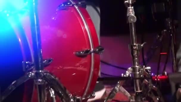 Bubeník muž hraje na bicí - Close up bubnování muž - Záběry, video