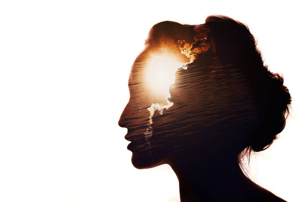 Ritratto a esposizione multipla di una donna. Il sole dietro le nuvole. Concetto di intelligenza emotiva
. - Foto, immagini
