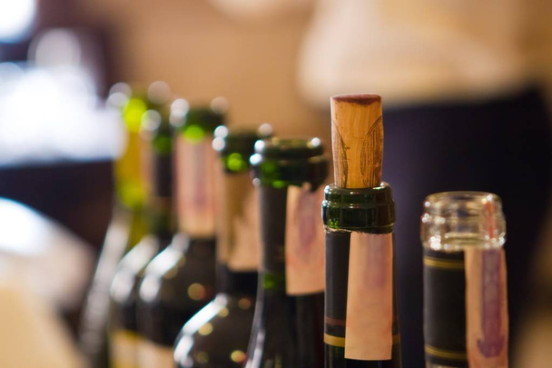 Weinflaschen offen und ein Korken bereit für den Weintest in einem Restaurant, flacher, unscharfer Hintergrund - Foto, Bild
