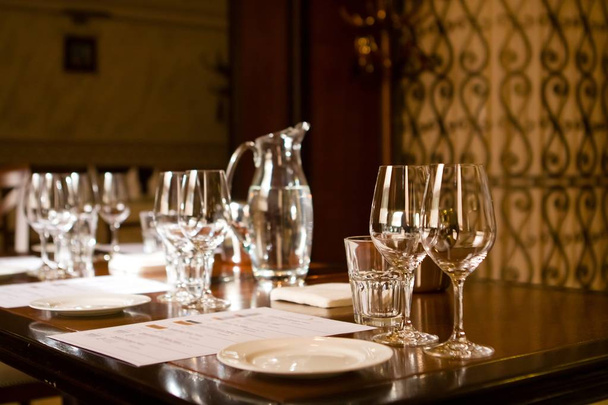 pohárky a skleněné džbány na stole připraven k ochutnávka vín v restauraci - Fotografie, Obrázek