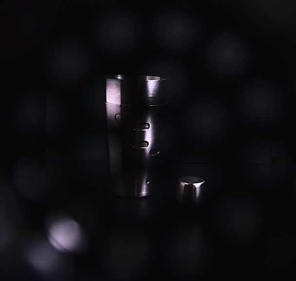 Přímo na obrázek kovových koktejl Kit skrze perforované části sadu, na černém pozadí a světla z pravé strany - Fotografie, Obrázek