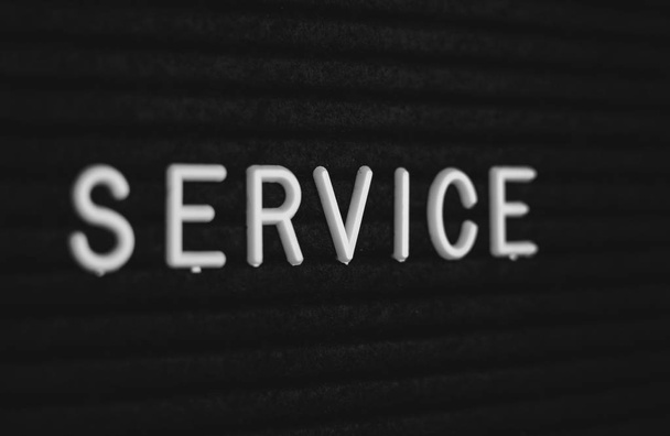 Word service geschreven op het bord van de brief. Witte letters op een zwarte achtergrond - Foto, afbeelding