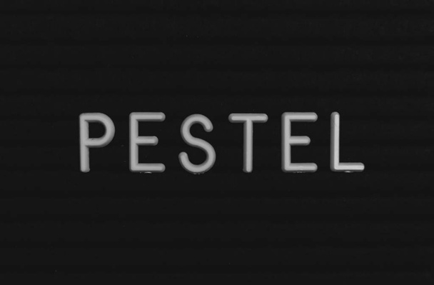 Слово pestel написано на доске объявлений. Белые буквы на черном фоне
 - Фото, изображение