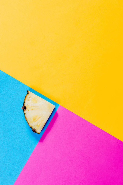 Parte de Piña. Color de verano. Fruta tropical en estilo retro y colores tonificados. Estilo minimalista. Concepto de arte creativo. Piña en colores pastel rosa, amarillo y azul
. - Foto, Imagen