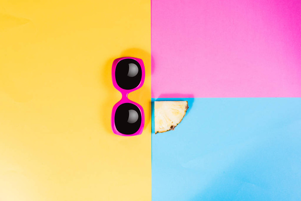 Mode Ananas. Summer Color. Fruits tropicaux avec lunettes de soleil. Style minimaliste. Concept d'art créatif. Ananas aux couleurs pastel rose, jaune et bleu
. - Photo, image