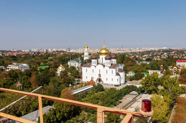 ukrainisch-orthodoxe Kirche des Moskauer Patriarchen, heilige Entschlafung odessa patriarchalischen Klosters. Dies ist eine der Hauptattraktionen der Stadt. - Foto, Bild