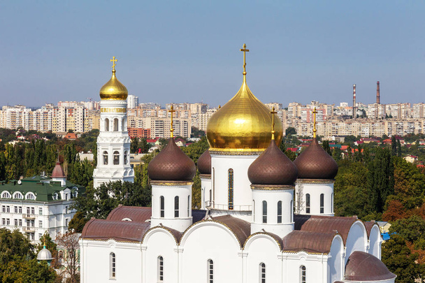 ukrainisch-orthodoxe Kirche des Moskauer Patriarchen, heilige Entschlafung odessa patriarchalischen Klosters. Dies ist eine der Hauptattraktionen der Stadt. - Foto, Bild