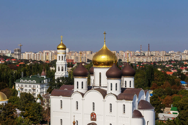 Ουκρανική ορθόδοξη εκκλησία του Πατριάρχη Μόσχας, πατριαρχική Μονή Αγίας Κοιμήσεως Οδησσός. Αυτό είναι ένα από τα κύρια αξιοθέατα της πόλης. - Φωτογραφία, εικόνα