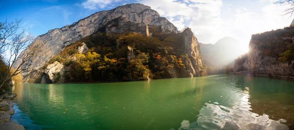 イタリア マルケ州の Furlo 峡の自然保護区 - 写真・画像