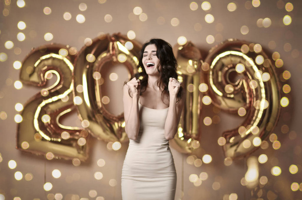 Портрет молодої жінки в оголеній сукні Під струмком Розважаючись із золотом 2019 повітряна куля
 - Фото, зображення