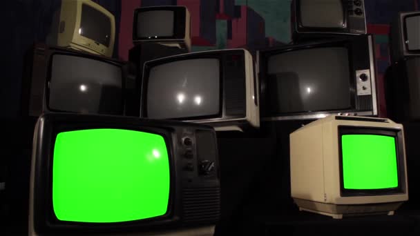 80 年代緑色の画面でテレビ。並列ドリー ショット。緑の画面を交換する準備ができて任意の映像や画像をしたいです。効果後でキーイング (クロマキー) 効果でそれを行うことができます。フル Hd.  - 映像、動画