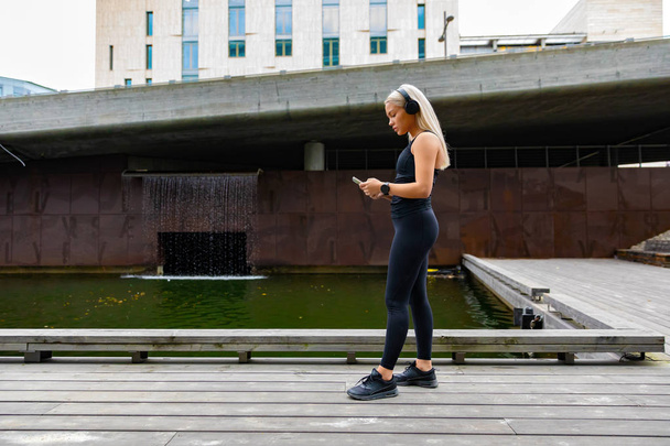 Femme coureuse commencer la musique sur smartphone avant de courir
 - Photo, image