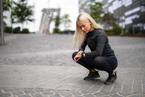 Sportowy Runner kobiece, zobacz wydajność za pomocą zegarka Smartwatch - Zdjęcie, obraz