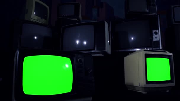 Televisori anni '80 con schermo verde. Dolly Shot parallelo. Tono serale. Pronto a sostituire la schermata verde con qualsiasi filmato o immagine che si desidera. Si può fare con Keying (Chroma Key) Effect in After Effect
.   - Filmati, video