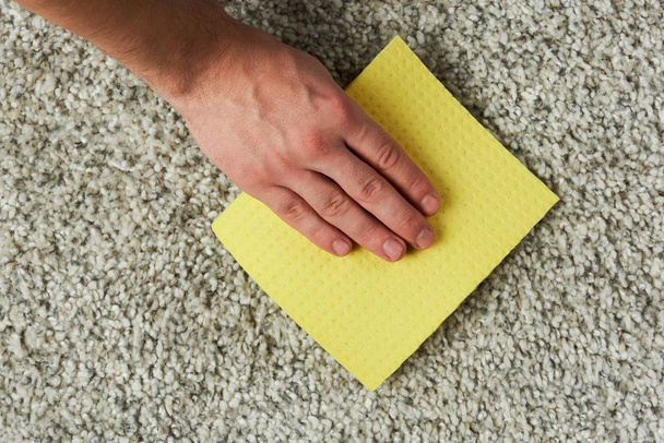 Washing carpet from dirty spot - Foto, Imagen