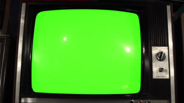 80er Jahre tv green screen. Dollly parallelen Schuss. bereit, Green Screen durch beliebiges Filmmaterial oder Bild zu ersetzen. Sie können es mit dem Tasteneffekt (Chroma-Taste) nach dem Effekt tun. - Filmmaterial, Video