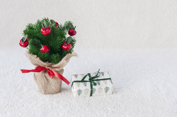 Weihnachtsbaum auf weißem Hintergrund mit Geschenk  - Foto, Bild
