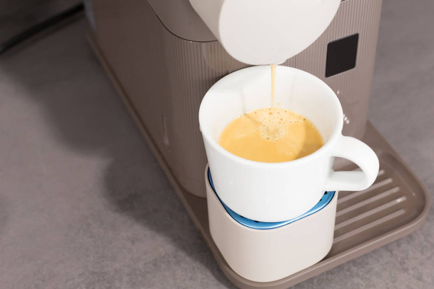Espressomaschine mit Kaffee auf dem Tisch. erhöhte Sicht. - Foto, Bild
