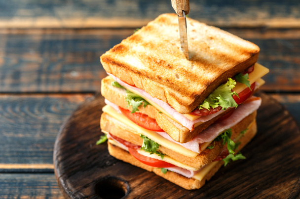 бутерброди з смаженим тостом шинка салямі сирні помідори і салат
 - Фото, зображення
