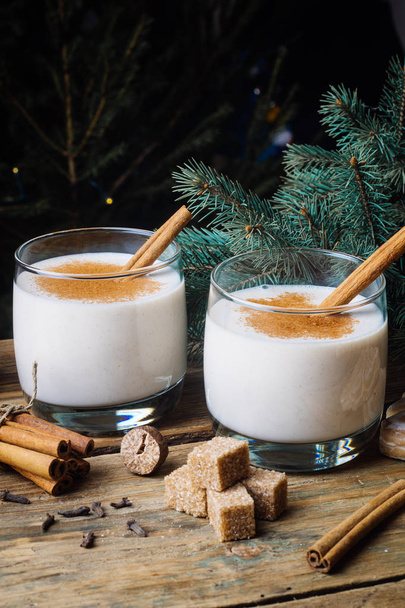 Eggnog (-νογκ), παραδοσιακές Χριστουγεννιάτικες χειμερινό ρόφημα με κανέλα, γαρίφαλο και μοσχοκάρυδο. Σπιτικό ποτό. Χειμώνας Χριστούγεννα διάθεση. - Φωτογραφία, εικόνα