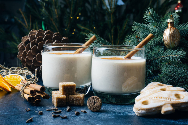 Eggnog (egg-nog), traditional Christmas winter drink with cinnamon, cloves and nutmeg. Homemade drinks. Winter Christmas mood. - Foto, afbeelding