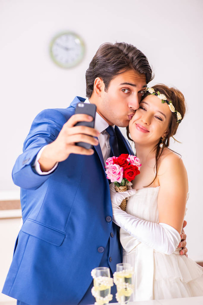 Церемония бракосочетания с женой и мужем
 - Фото, изображение