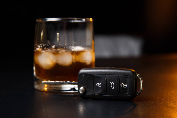 Nepil a řídit Cropped obraz opilý muž mluví klíče od auta - Fotografie, Obrázek
