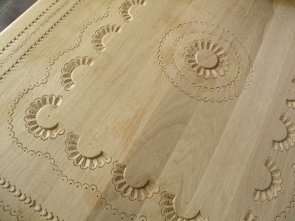 dřevěný stůl s vybroušenými vzory - Fotografie, Obrázek