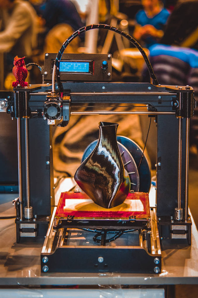 Stampante 3D che stampa un modello sotto forma di vaso nero primo piano. - Foto, immagini