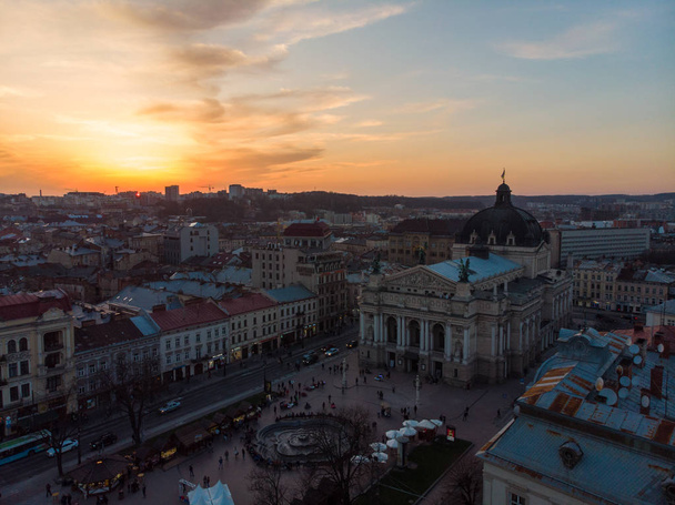 coucher de soleil beauté sur la vieille ville européenne. oiseaux vue d'oeil
 - Photo, image