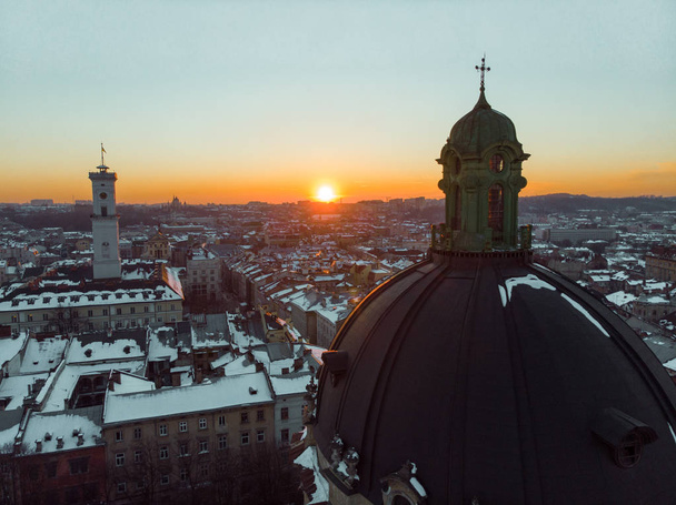 pôr-do-sol de beleza sobre a velha cidade europeia. aves vista para os olhos
 - Foto, Imagem