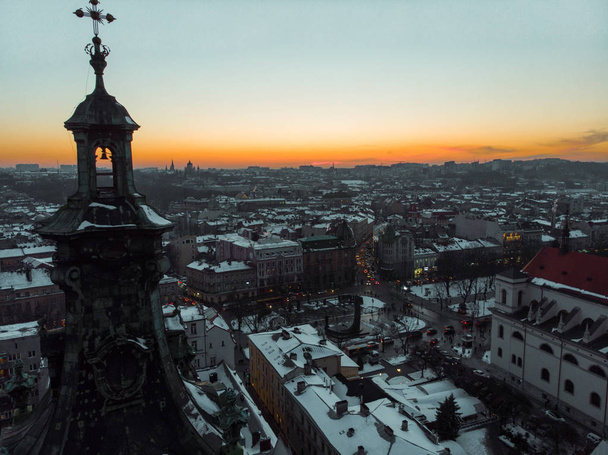 古いヨーロッパの都市に沈む夕日の美しさ。鳥の目のビュー - 写真・画像