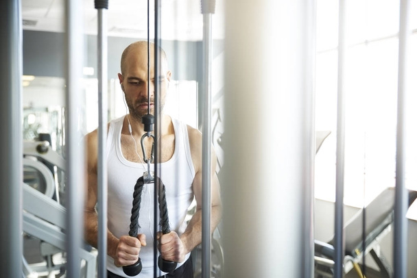 Shot of sporty man doing exercises in gym.  - Zdjęcie, obraz