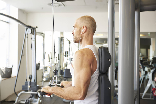 Shot of sporty man doing exercises in gym.  - Φωτογραφία, εικόνα