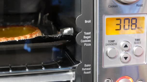 Movimento de cozedura de bolo de xícara e tempo de contagem regressiva dentro do forno de torradeira na cozinha
 - Filmagem, Vídeo
