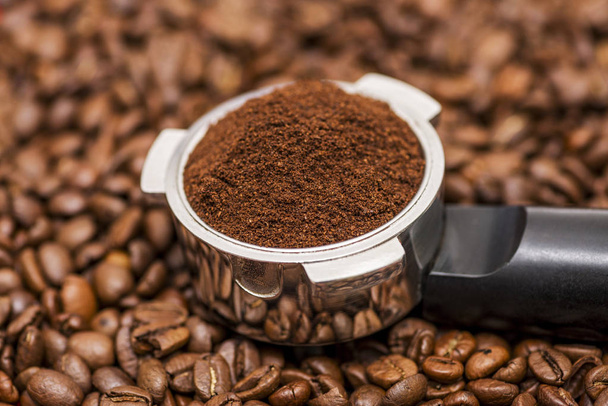 Kávébab és a portafilter. Szűrőtartó szemes kávé és eszpresszó kávéfőző - Fotó, kép