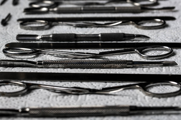 vista superior de ferramentas de manicure conjunto de ferramentas metálicas em papel toalha macro esterilização, desinfecção. vista superior. - Foto, Imagem