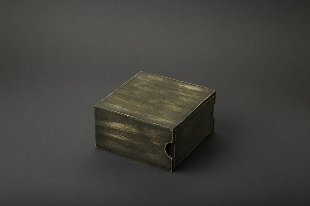 Fából készült doboz, ajándék wrap, sötét háttér előtt. - Fotó, kép